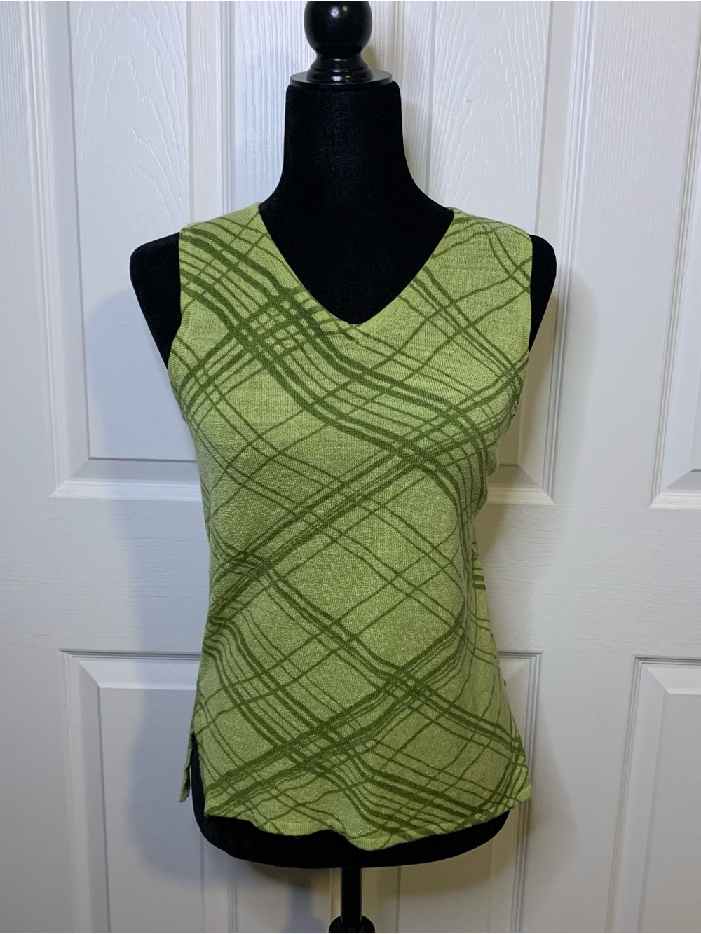 Vintage Green Sleeveless V-Neck Patterned Knit Tank Top